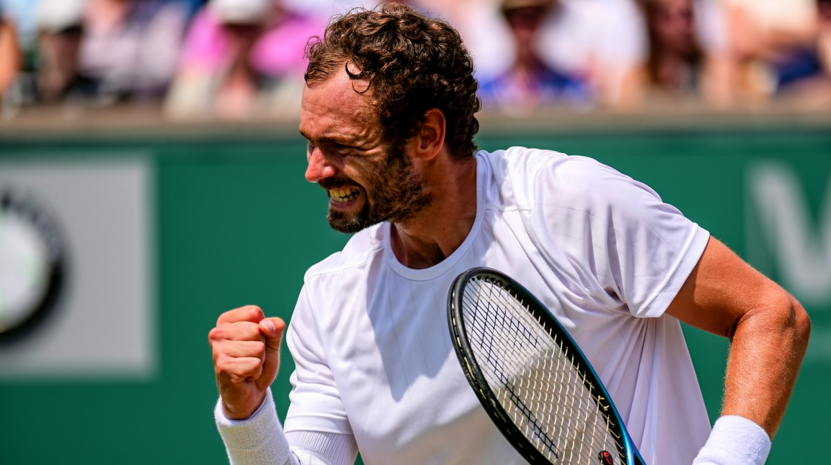 赏金国际pg - 温网2026：资格赛黑马 Safiullin 与 Mochizuki 逆袭 八强战将挑战 Djokovic 与 Sinner